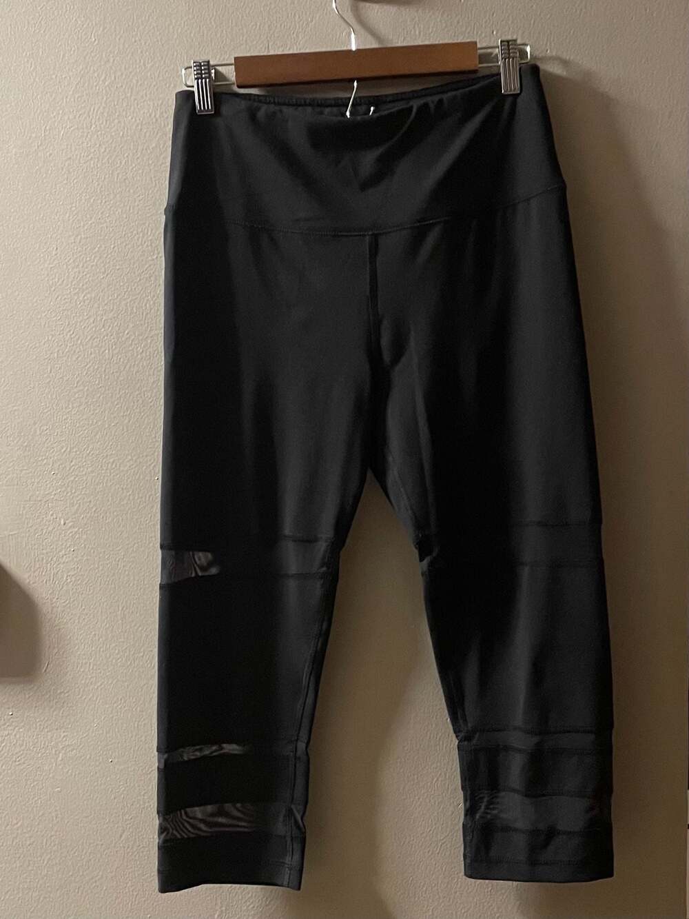 Reebok Black Mesh Panel Cropped Capri Leggings Size Medium